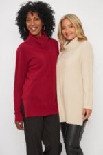 SWEATER POLERON CON DETALLE GRABADO Y TAJO - Image 4