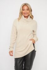 SWEATER POLERON CON DETALLE GRABADO Y TAJO