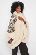 CAPA CON PIEL Y ESTAMPA CIRCULAR - Image 4