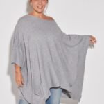 PONCHO CON DETALLE Y BOLSILLOS