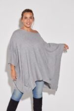 PONCHO CON DETALLE Y BOLSILLOS