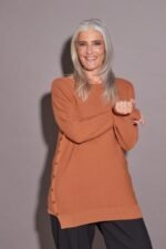 SWEATER CON BOTONES A LOS LADOS