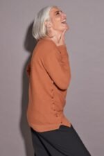SWEATER CON BOTONES A LOS LADOS - Image 5
