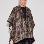 Ruana Animal Print con Cierre de Alamar