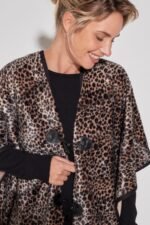 Ruana Animal Print con Cierre de Alamar - Image 5