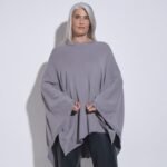 PONCHO CON PIEDRAS