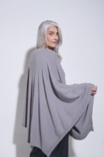 PONCHO CON PIEDRAS - Image 3