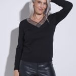 SWEATER CON ESCOTE V METALICO