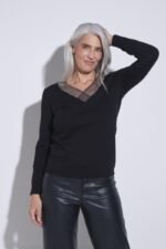 SWEATER CON ESCOTE V METALICO