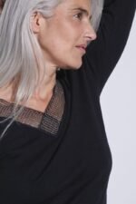 SWEATER CON ESCOTE V METALICO - Image 3