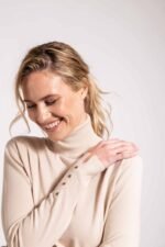 SWEATER POLERA CON DETALLES BOTONES - Image 6