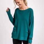 SWEATER CON DETALLE Y BOLSILLOS