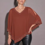 Casaca Tipo Capa Escote V con Strass