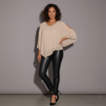 Casaca Tipo Capa Escote V con Strass