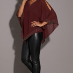 Casaca Tipo Capa Escote V con Strass